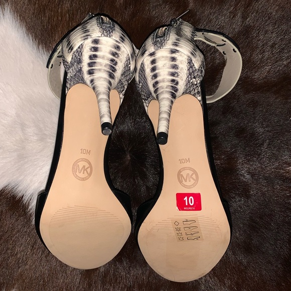 MICHAEL KORS GIULIANA OPEN TOE SANDALS - Picture 5 of 7